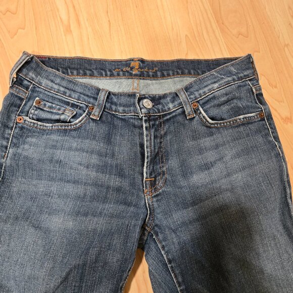 Wonderful decrative back pocked, medium washed flared jeans. - Picture 3 of 4